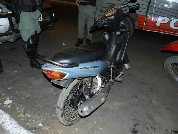 FABINHO DA HORNET - POLICIA DANDO UM GRAU DE MOTO NO MEIO DA RUA