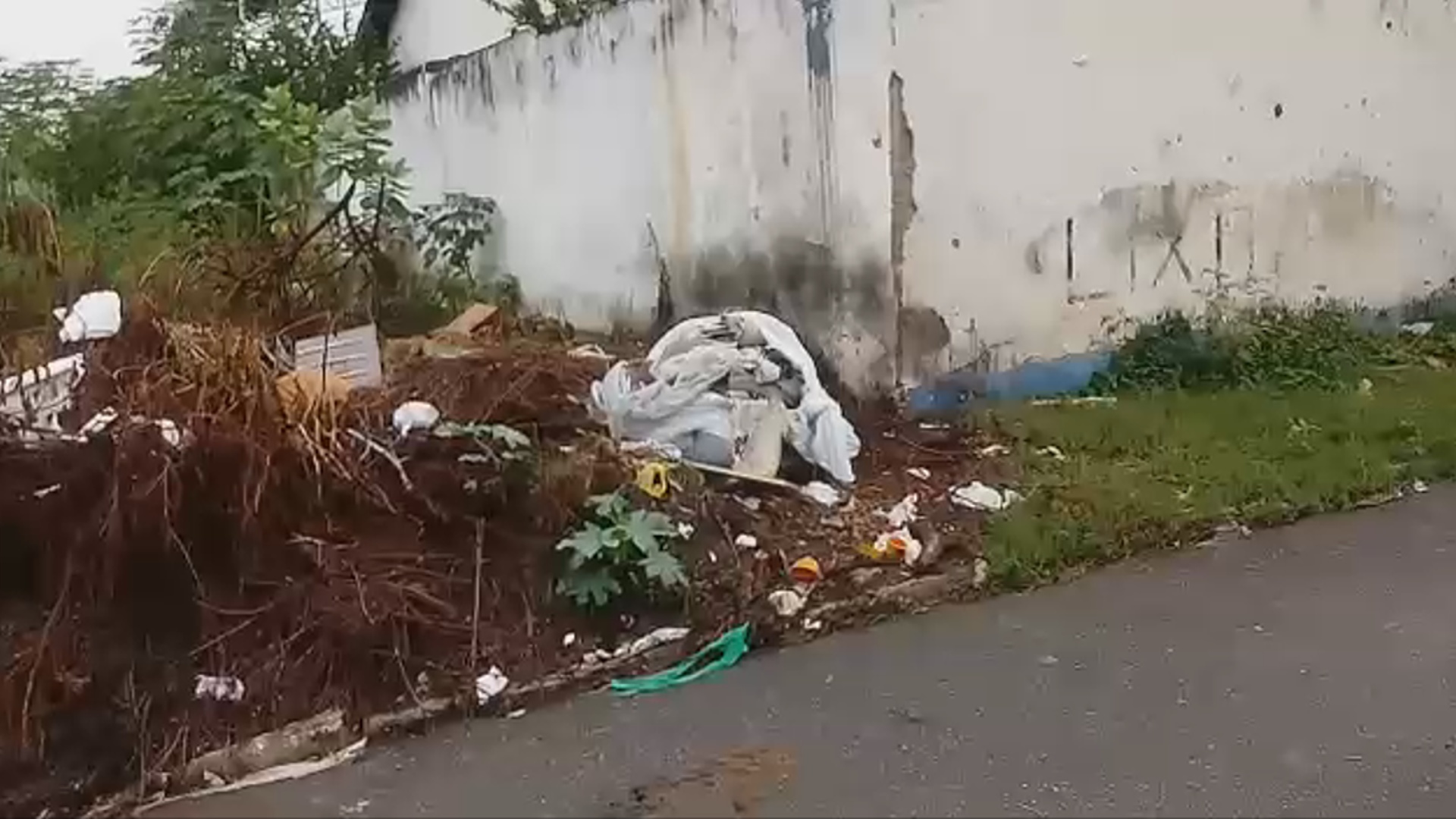 Morador Reclama De Lixo Entulho E Queimadas Em Terreno Baldio De