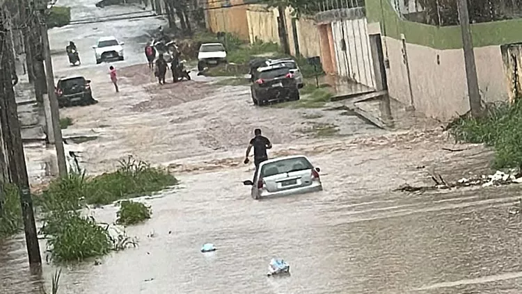 Transtornos causados pela chuva são registrados na manhã desta quarta