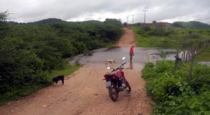 Após sangria de açudes, passagens molhadas ficam submersas no interior do Ceará