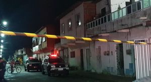 Mulher é morta por dupla em moto no portão da casa onde morava