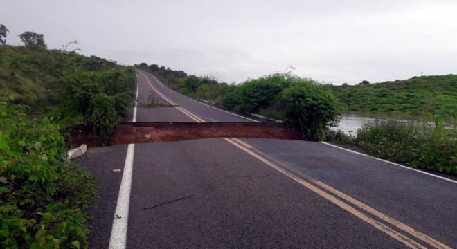 Maior chuva no Ceará nas últimas 24h destrói trecho de rodovia em Lavras