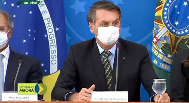 De máscara, Bolsonaro anuncia que Ministro de Minas e Energia testa positivo para o coronavírus