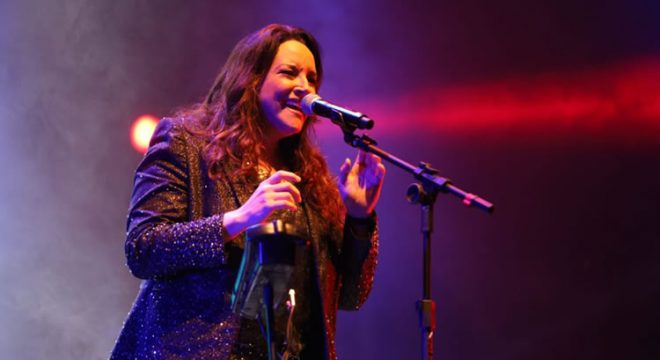 Ana Carolina faz público cantar durante show realizado em Juazeiro