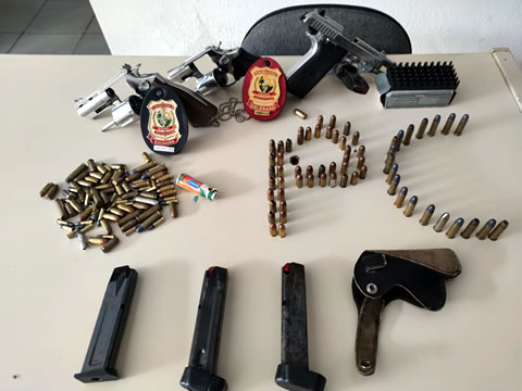 Polícia Civil prende irmãos com carros, cartões bancários, armas e munições em Acopiara
