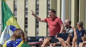 Bolsonaro discursa a manifestantes que pediam intervenção militar