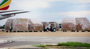 Em dia com recorde de mortes por coronavírus, Ceará recebe 300 mil testes e EPIs