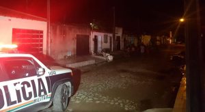 Mãe morre e filha é baleada na cabeça na calçada de casa