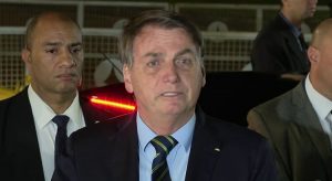 'E daí? Lamento', diz Bolsonaro sobre vítimas do coronavírus