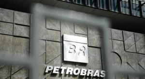 Petrobras reduz produção e posterga parte de salários de gerentes