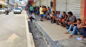 Rua da Caixa Econômica no Centro de Juazeiro interditada por conta das filas