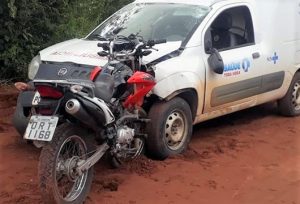 Piloto "engaveta" moto numa ambulância em Araripe e está internado