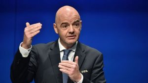 Presidente da Fifa diz que seria 'irresponsável' retomar os torneios de futebol pelo mundo