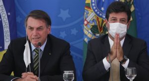 Bolsonaro compartilha vídeo que critica Mandetta e Doria e ataca isolamento