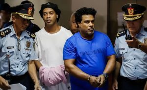 Ronaldinho e Assis pagam fiança milionária e vão para prisão domiciliar