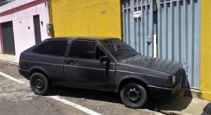 Carro desgovernado em Juazeiro bate numa casa e amassa o portão do imóvel