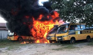 Incêndio em Barro destrói cinco ônibus do transporte escolar