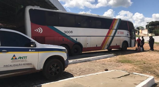 Ônibus vindo de São Paulo com mais de 25 infrações de trânsito é apreendido em Brejo Santo