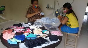 Fabricação de máscaras é opção de renda a mulheres de 19 comunidades rurais no CE