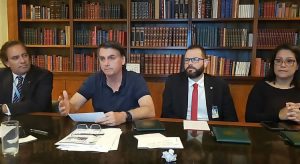 Bolsonaro analisa três nomes e prevê evangélico para STF