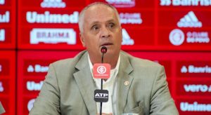 "Quem não quiser jogar pode pedir demissão", diz presidente do Internacional sobre volta do futebol