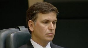 Nº 2 da PF contradiz Bolsonaro e revela investigação contra familiares do presidente