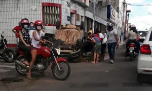 Carro capota no centro de Juazeiro e jovem morre após acidente em Brejo Santo