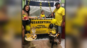 Família faz mêsversário com tema de quarentena: 'nada de convidados, só mamãe e papai'