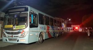 Ônibus atropela e mata idosa de 72 anos que saía de farmácia