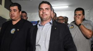 Assessora de Flávio Bolsonaro no Senado também é alvo de operação policial