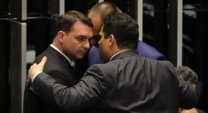 Flávio Bolsonaro confirma que Frederick Wassef deixou sua defesa