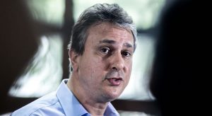 Ao contrário do PT, Camilo Santana sinaliza ser contra impeachment de Bolsonaro