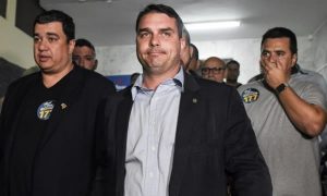 Flávio Bolsonaro contrata ex-advogado de Sérgio Cabral para lugar de Wassef