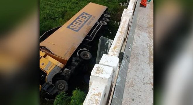 Carreta dos Correios cai de ponte na BR 116, em Limoeiro do Norte, e deixa duas pessoas feridas