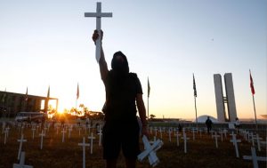 Manifestantes fincam cruzes em frente ao Congresso em homenagem às vítimas da Covid-19