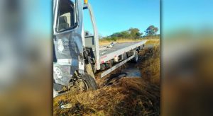 Caminhão-guincho do Detran se choca contra picape em rodovia estadual