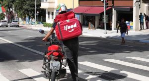 Na pandemia, entregadores trabalham mais e ganham menos