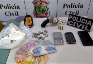 Garota de 23 anos e dois jovens presos em Várzea Alegre com muita droga e arma