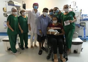 Grávida internada com quadro grave de Covid-19 conhece filha após mais de 50 dias do parto