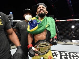 Deiveson atropela rival, e Brasil conquista cinturão masculino após 3 anos no UFC