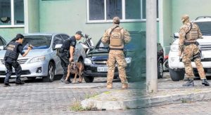 Ministério Público do Ceará investiga venda de armas por policiais civis para criminosos