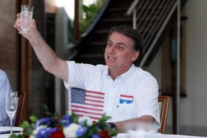 Em festa da independência dos EUA, Bolsonaro exalta Trump