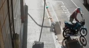 Veja o flagrante de homem furtando moto no centro de Juazeiro do Norte