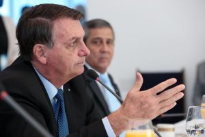 Bolsonaro sanciona com vetos lei que obriga uso de máscaras