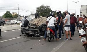 Carro capotou na Avenida Padre Cícero em Juazeiro