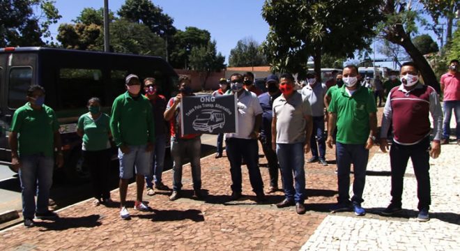 Topiqueiros do Cariri fazem manifestação pedindo a retomada das atividades