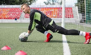 Raio atinge goleiro de 16 anos durante treino na Rússia