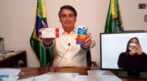 Bolsonaro defende uso de medicamentos sem necessidade de seguir a bula