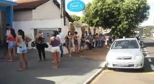 Moradores fazem fila para comprar 3 mil picolés e ajudar sorveteiro que teve luz cortada