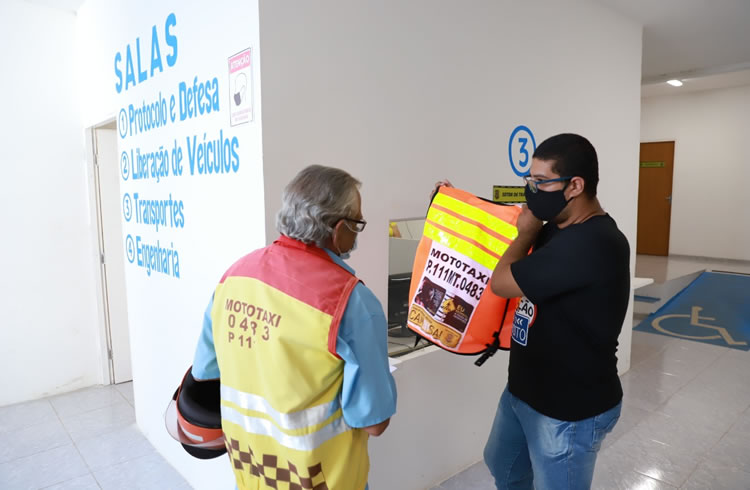 Mototaxistas de Juazeiro do Norte recebem coletes e blusas manga-longa nesta semana